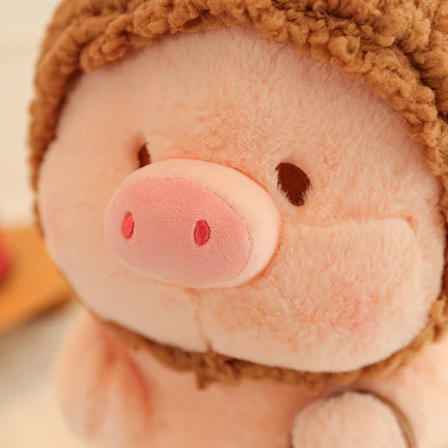 Niedliches schweinchen mit tiermütze kuscheliges plüschtier