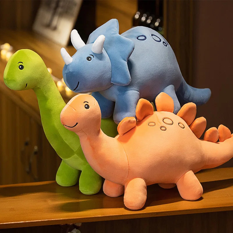 Farbenfrohe plüsch dinos warten auf ein neues zuhause