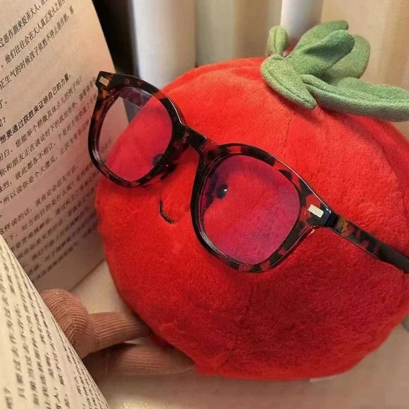 Freundliche tomate als plüschtier
