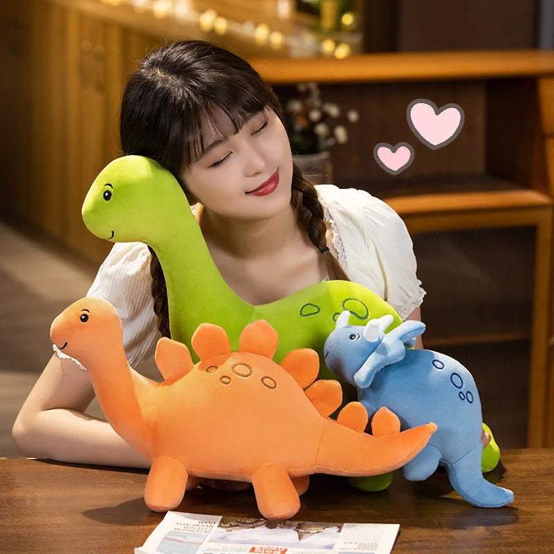 Farbenfrohe plüsch dinos warten auf ein neues zuhause