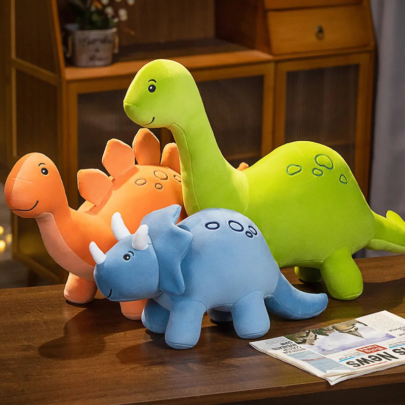 Farbenfrohe plüsch dinos warten auf ein neues zuhause