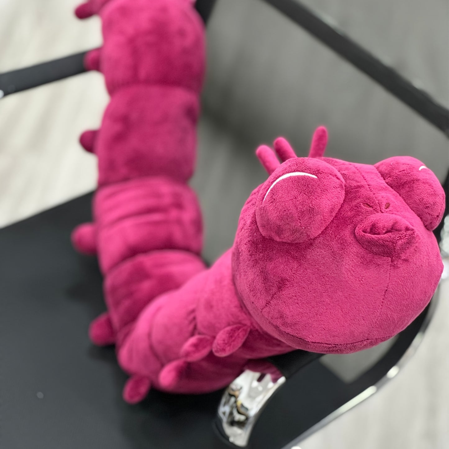 Wormy – Lila Raupen Plüschkissen