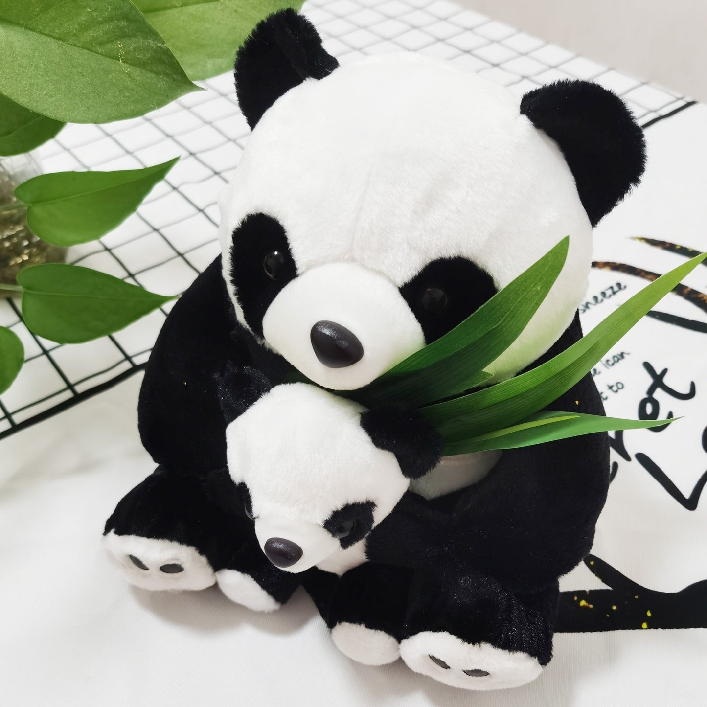 Plüschpanda mit Bambusblatt