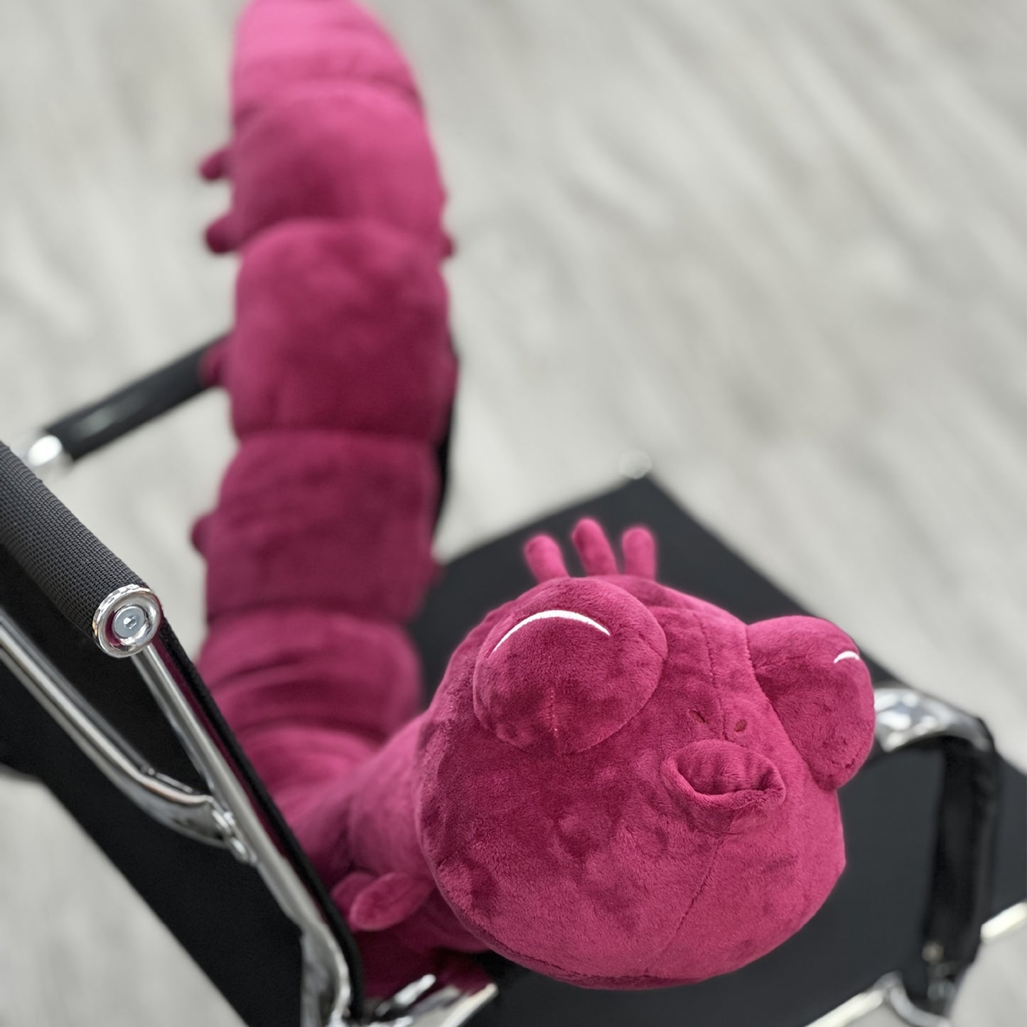 Wormy – Lila Raupen Plüschkissen