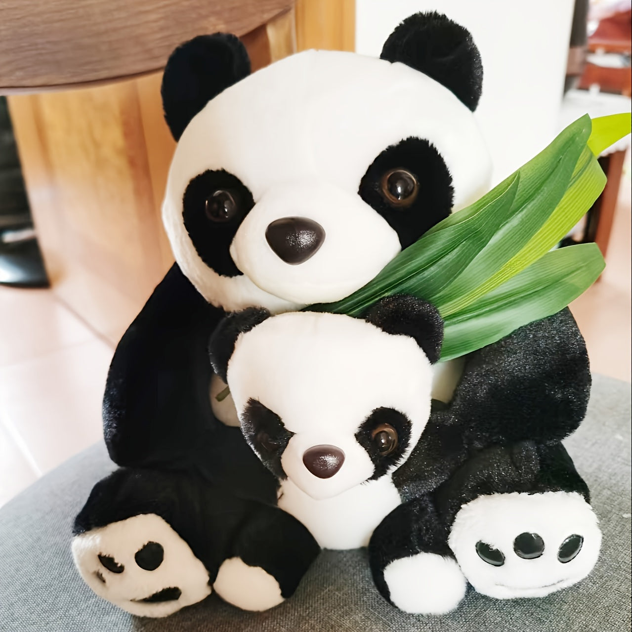 Plüschpanda mit Bambusblatt
