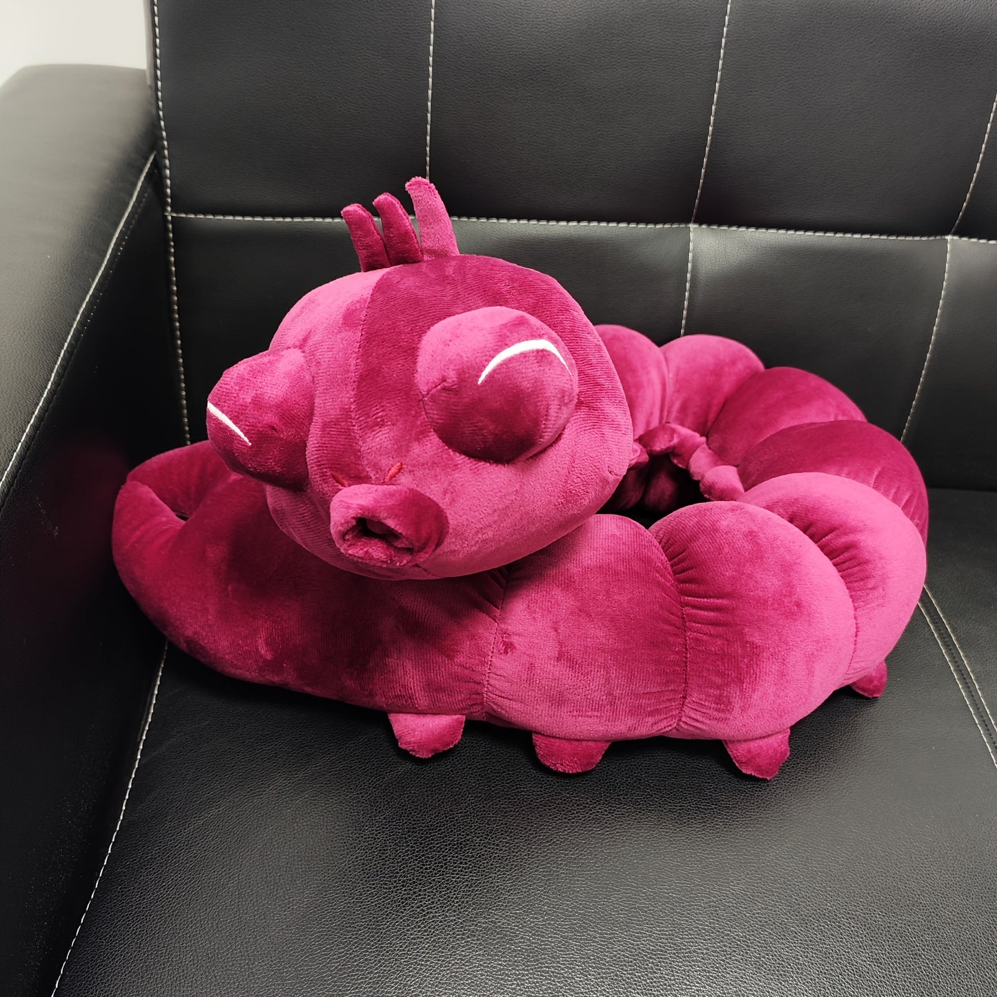 Wormy – Lila Raupen Plüschkissen