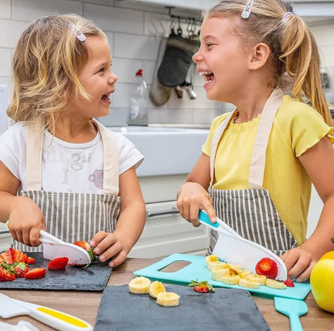 Sicheres küchenset für miniköche