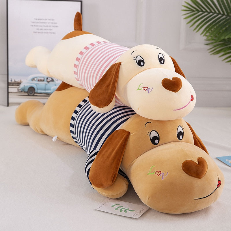 Glücklicher Hund - Brauner Plüschfreund