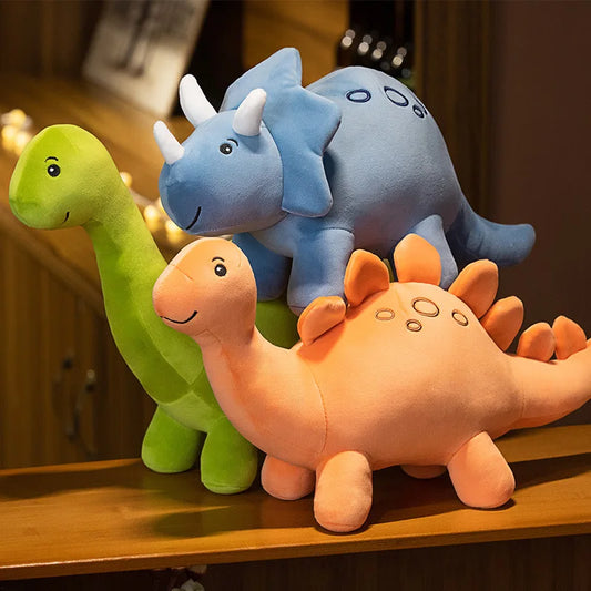 Farbenfrohe plüsch dinos warten auf ein neues zuhause