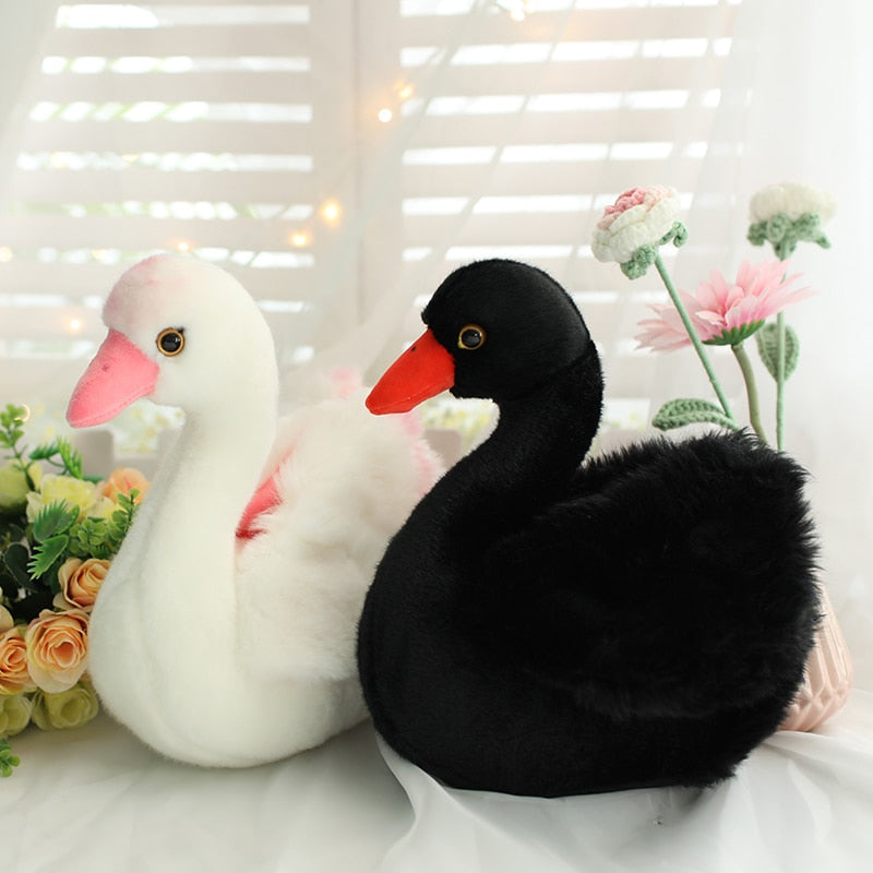 Wunderschöne schwarz-weiße Schwan-Plüschtiere