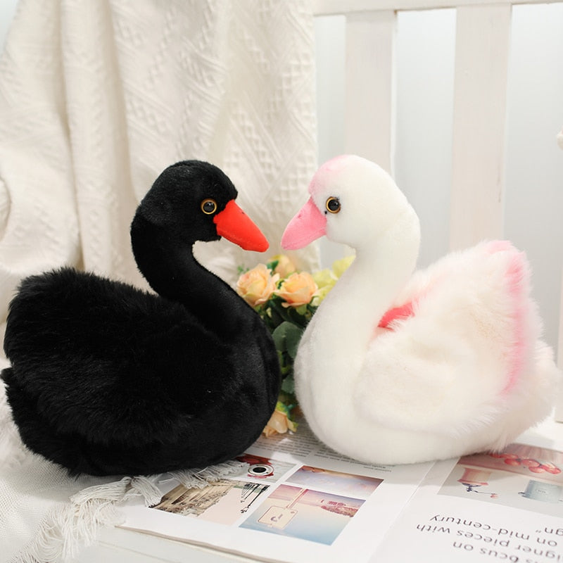 Wunderschöne schwarz-weiße Schwan-Plüschtiere