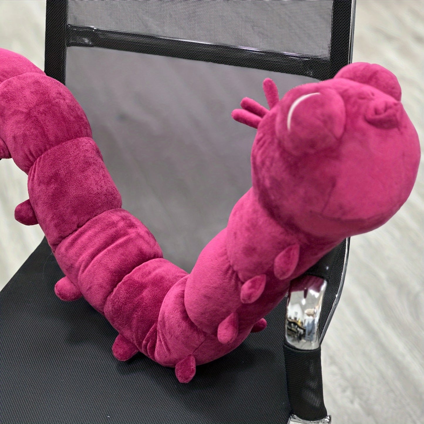 Wormy – Lila Raupen Plüschkissen
