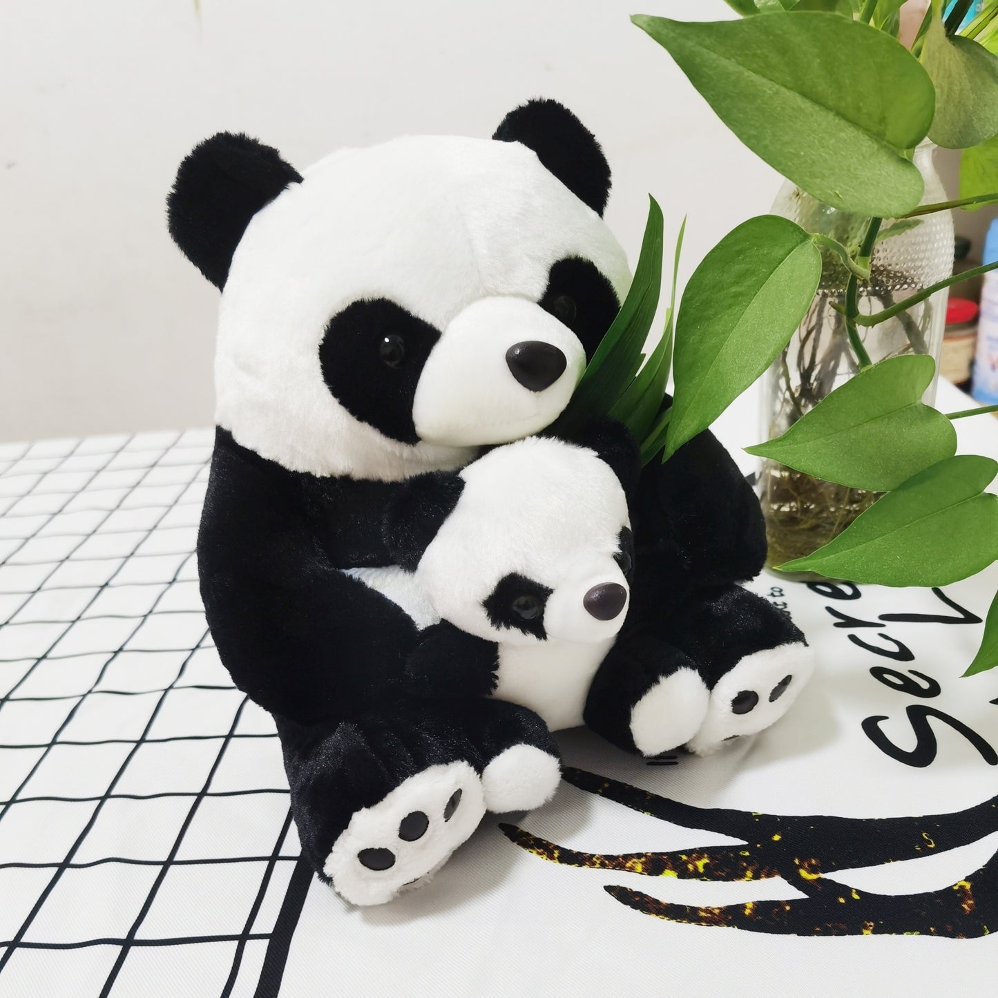 Plüschpanda mit Bambusblatt