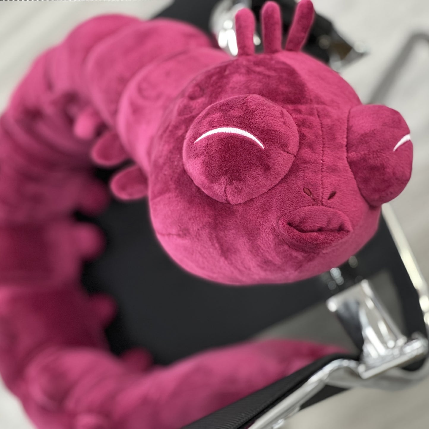 Wormy – Lila Raupen Plüschkissen