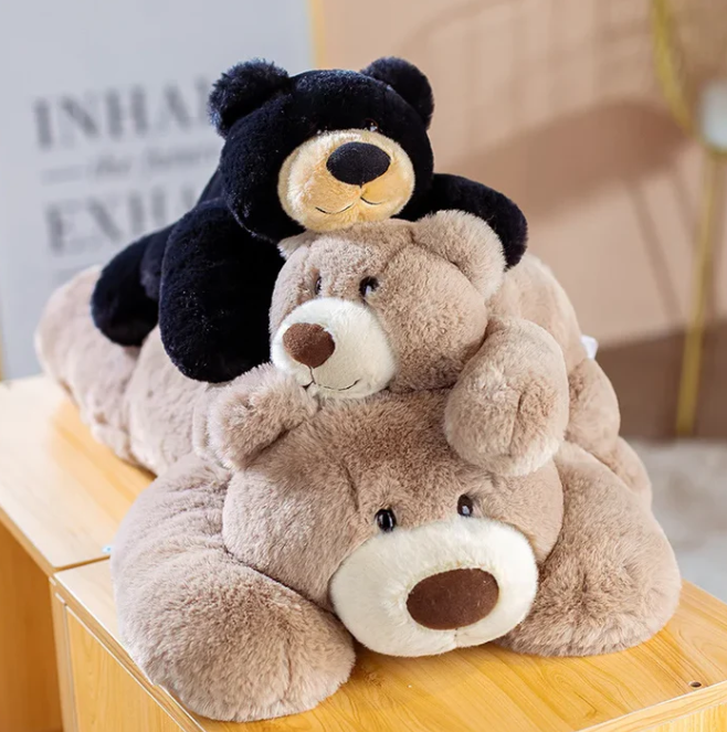 Schwarzer kuschelbär flauschig und liebenswert