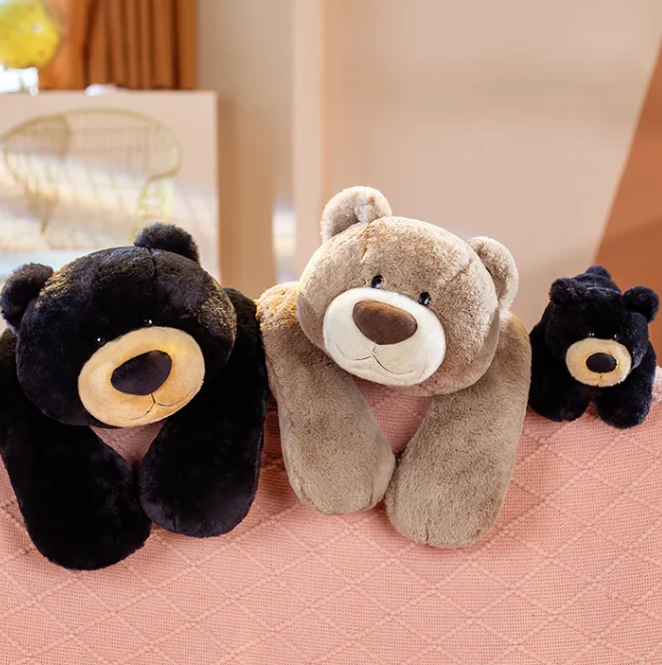 Schwarzer kuschelbär flauschig und liebenswert