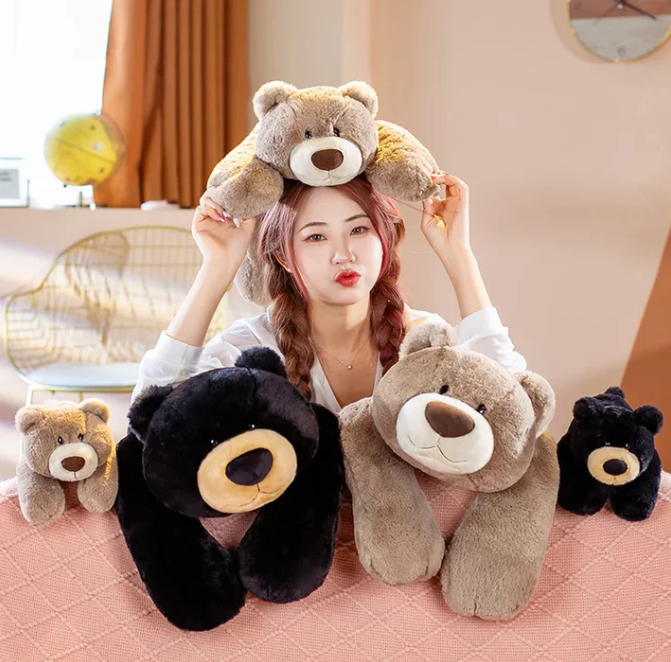 Schwarzer kuschelbär flauschig und liebenswert