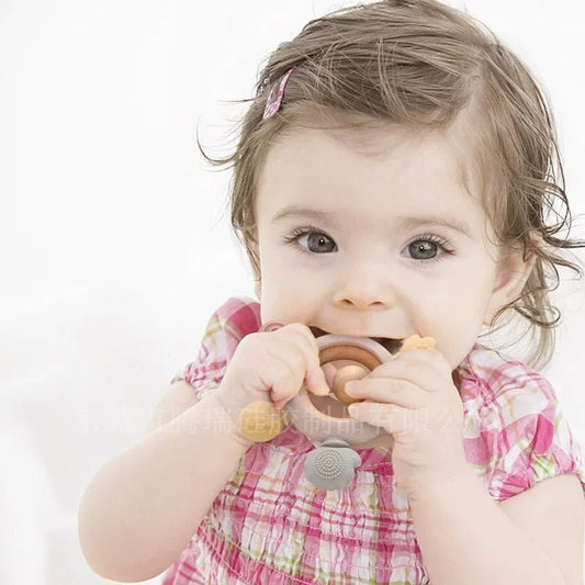 Baby spielzeug aus holz und silikon fürs zahnen