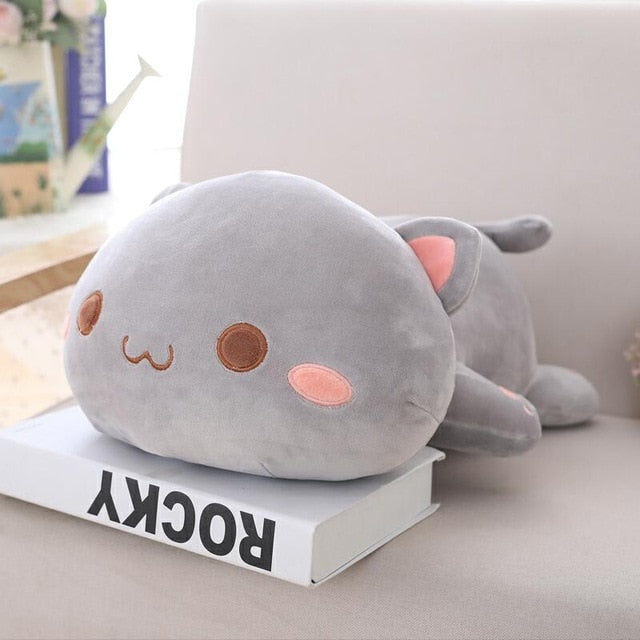 Jetzt Liegende Kawaii Plüsch Katze Stofftier bei Kuscheltiere.store kaufen