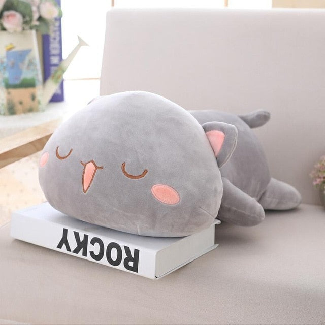Jetzt Liegende Kawaii Plüsch Katze Stofftier bei Kuscheltiere.store kaufen