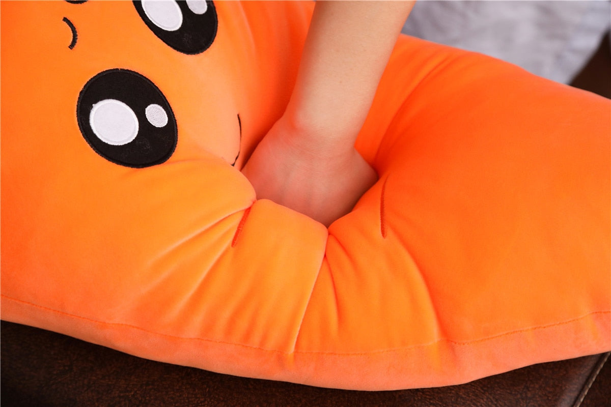 Jetzt Lustige Plüsch Karotte in verschiedenen Größen bei Kuscheltiere.store kaufen