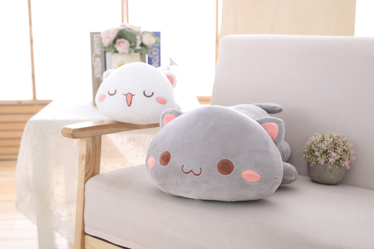 Jetzt Liegende Kawaii Plüsch Katze Stofftier bei Kuscheltiere.store kaufen