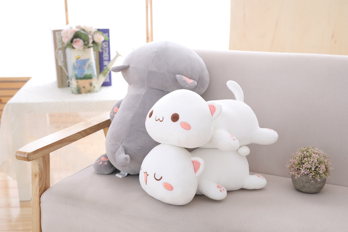 Jetzt Liegende Kawaii Plüsch Katze Stofftier bei Kuscheltiere.store kaufen