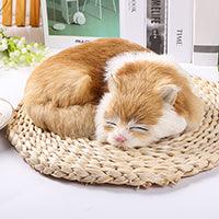Hyperrealistische schlafende Katzenplüschpuppen