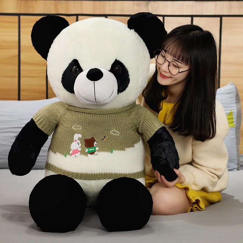 Riesiger Panda mit Pullover Plüschtier
